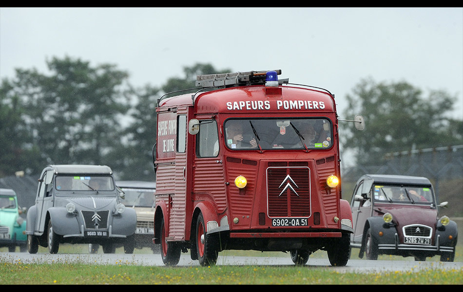 Pemilik Citroen mengambil bahagian dalam perbarisan kenderaan utiliti dan 2 CV ketika Euro Citro 2014 di sirkit Le Mans, barat Perancis, pada 10 Ogos, 2014. Hampir 2,500 kereta Citroen - DS, Traction Avant, TUB, 2 CV - mengambil bahagian dalam acara ini yang didedikasikan kepada peminat dan pemilik kereta Perancis Citroen. Foto AFP / JEAN-FRANCOIS MONIER Pemilik Citroen mengambil bahagian dalam perbarisan kenderaan utiliti dan 2 CV ketika Euro Citro 2014 di sirkit Le Mans, barat Perancis, pada 10 Ogos, 2014. Hampir 2,500 kereta Citroen - DS, Traction Avant, TUB, 2 CV - mengambil bahagian dalam acara ini yang didedikasikan kepada peminat dan pemilik kereta Perancis Citroen. Foto AFP / JEAN-FRANCOIS MONIER