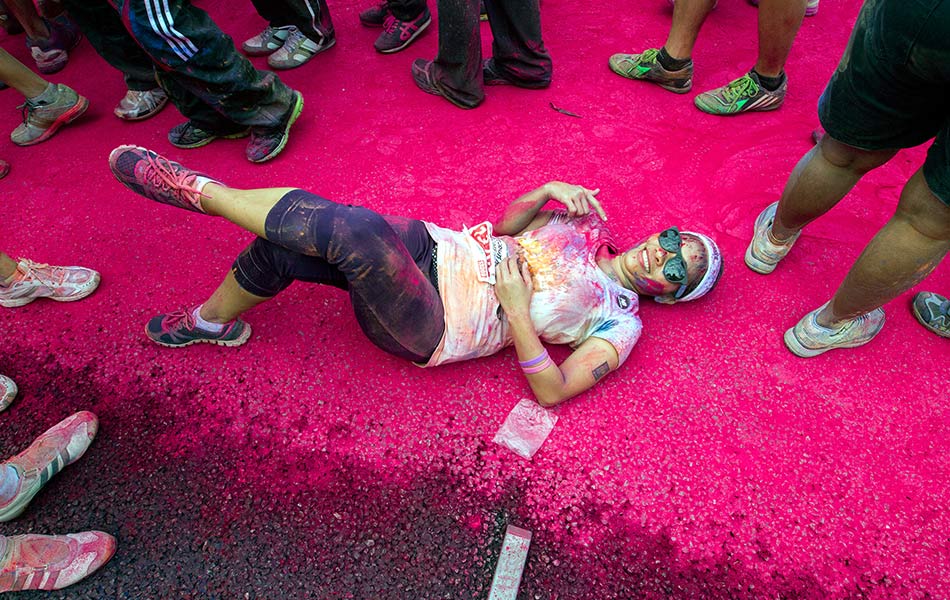 Seorang peserta bergambar sambil terbaring di atas jalan dengan diselaputi serbuk warna ketika Larian Warna di Kuala Lumpur, 17 Ogos 2014. EPA/AZHAR RAHIM Seorang peserta bergambar sambil terbaring di atas jalan dengan diselaputi serbuk warna ketika Larian Warna di Kuala Lumpur, 17 Ogos 2014. EPA/AZHAR RAHIM