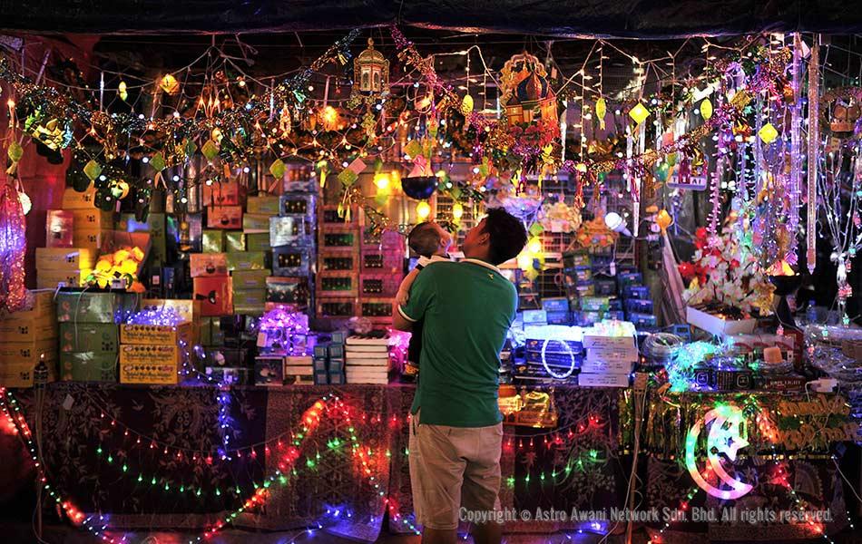 Seorang ayah dan anak memerhatikan dekorasi lampu di Jalan Tunku Abdul Rahman sebagai persediaan untuk Aidil Fitri. Foto oleh Astro AWANI/Shahir Omar Seorang ayah dan anak memerhatikan dekorasi lampu di Jalan Tunku Abdul Rahman sebagai persediaan untuk Aidil Fitri. Foto oleh Astro AWANI/Shahir Omar