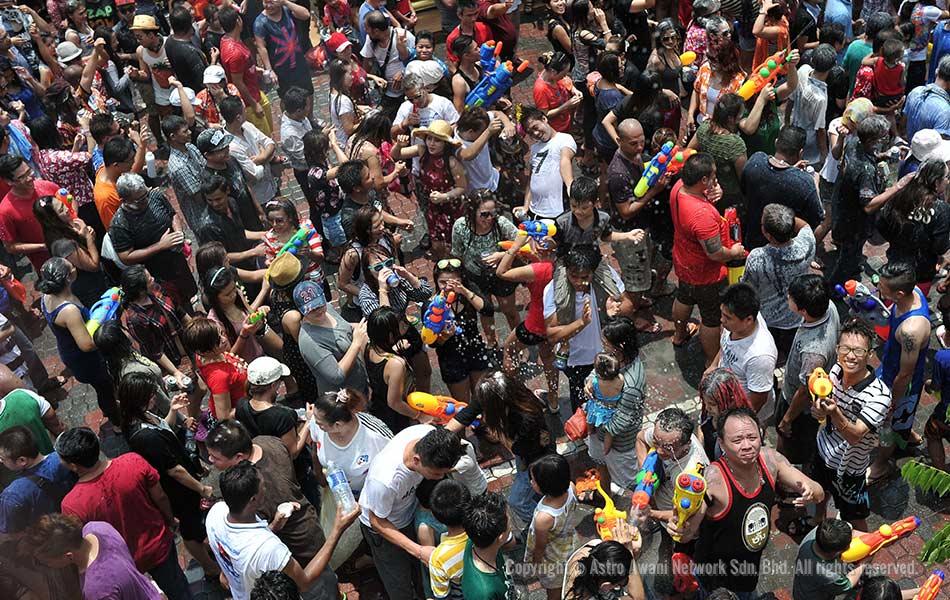 Kalangan orang ramai yang menyambut Pesta Songkran sempena Tahun Baru Thai di Kuil Chewtawan di Petaling Jaya. Pesta Songkran disambut di Thailand sebagai Tahun Baru tradisional dari 13 ke 15 April. Foto oleh Astro AWANI/Shahir Omar Kalangan orang ramai yang menyambut Pesta Songkran sempena Tahun Baru Thai di Kuil Chewtawan di Petaling Jaya. Pesta Songkran disambut di Thailand sebagai Tahun Baru tradisional dari 13 ke 15 April. Foto oleh Astro AWANI/Shahir Omar