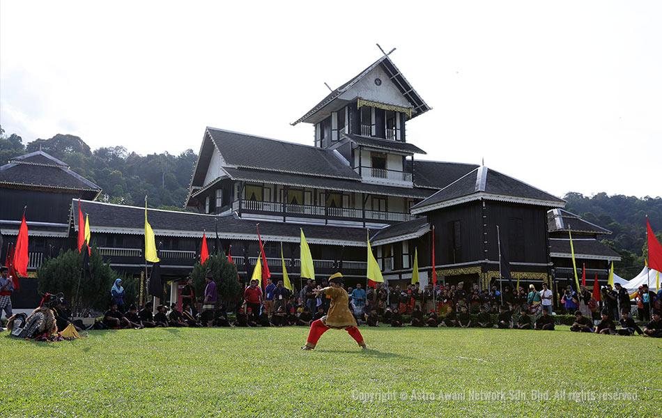 Persembahan seni mempertahankan diri Silat ketika pelancaran Pesta Persukuan Adat Perpatih 2014 di Muzium Diraja Istana Lama Seri Menanti, Kuala Pilah, Negeri Sembilan. Foto oleh Astro AWANI/Shahir Omar Persembahan seni mempertahankan diri Silat ketika pelancaran Pesta Persukuan Adat Perpatih 2014 di Muzium Diraja Istana Lama Seri Menanti, Kuala Pilah, Negeri Sembilan. Foto oleh Astro AWANI/Shahir Omar