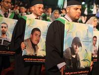 Graduan di Gaza beri penghormatan buat rakan semasa majlis pengijazahan Graduan di Gaza beri penghormatan buat rakan semasa majlis pengijazahan