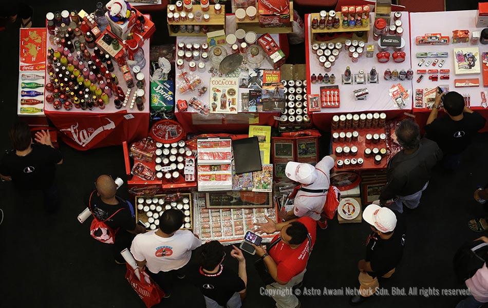 Pemandangan di Pesta Peminat Koleksi Coca Cola 2014 di Berjaya Times Square Kuala Lumpur. Foto oleh Astro AWANI/Shahir Omar Pemandangan di Pesta Peminat Koleksi Coca Cola 2014 di Berjaya Times Square Kuala Lumpur. Foto oleh Astro AWANI/Shahir Omar