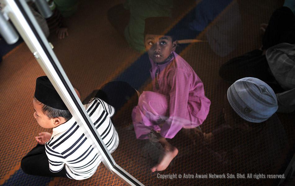 Kanak-kanak sedang mendengar khutbah  #KitaSama : Kita 