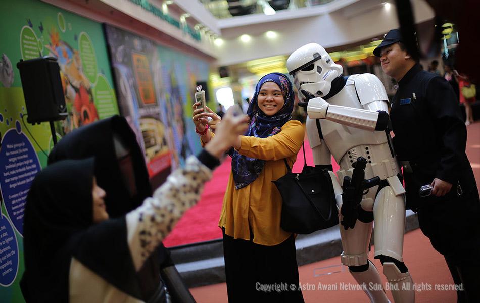 Peminat mengambil gambar 'selfie' bersama karakter Star Wars ketika Hari Star Wars, 4 Mei bersama anggota 501st Legion di Perpustakaan Raja Tun Uda di Shah Alam. Foto oleh Astro AWANI/Shahir Omar Peminat mengambil gambar 'selfie' bersama karakter Star Wars ketika Hari Star Wars, 4 Mei bersama anggota 501st Legion di Perpustakaan Raja Tun Uda di Shah Alam. Foto oleh Astro AWANI/Shahir Omar