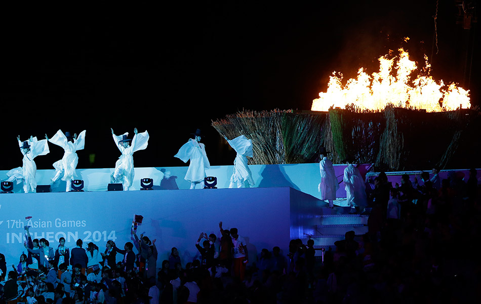 Penari membuat persembahan bersebelahan obor semasa Majlis penutupan Sukan Asia ke-17 di Incheon, Korea Selatan pada Sabtu 4 Oktober 2014. 'Annyeonghi Gyeseyo' (Selamat Tinggal) Incheon 2014) dan Jumpa Lagi di Jakarta pada 2018', slogan yang bergema di akhir temasya Sukan Asia ke-17. - AP Photo/Dita Alangkara Penari membuat persembahan bersebelahan obor semasa Majlis penutupan Sukan Asia ke-17 di Incheon, Korea Selatan pada Sabtu 4 Oktober 2014. 'Annyeonghi Gyeseyo' (Selamat Tinggal) Incheon 2014) dan Jumpa Lagi di Jakarta pada 2018', slogan yang bergema di akhir temasya Sukan Asia ke-17. - AP Photo/Dita Alangkara