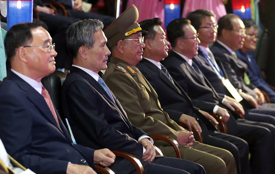 Naib Pengerusi Suruhanjaya Pertahanan Korea Selatan, Hwang Pyong So (tiga dari kiri) dan setiausaha-setiausaha Parti Buruh Korea Utara yang memerintah, Choe Ryong Hae(lima dari kiri) dan Kim Yang Gon, (empat dari kiri), duduk bersama Perdana Menteri Korea Selatan Chung Hong-won, (kiri) semasa majlis penutup untuk Sukan Asia ke-17 di Incheon, Korea Selatan, pada Sabtu Oktober . 4, 2014. -AP Photo / Yonhap, Bae Jae Naib Pengerusi Suruhanjaya Pertahanan Korea Selatan, Hwang Pyong So (tiga dari kiri) dan setiausaha-setiausaha Parti Buruh Korea Utara yang memerintah, Choe Ryong Hae(lima dari kiri) dan Kim Yang Gon, (empat dari kiri), duduk bersama Perdana Menteri Korea Selatan Chung Hong-won, (kiri) semasa majlis penutup untuk Sukan Asia ke-17 di Incheon, Korea Selatan, pada Sabtu Oktober . 4, 2014. -AP Photo / Yonhap, Bae Jae