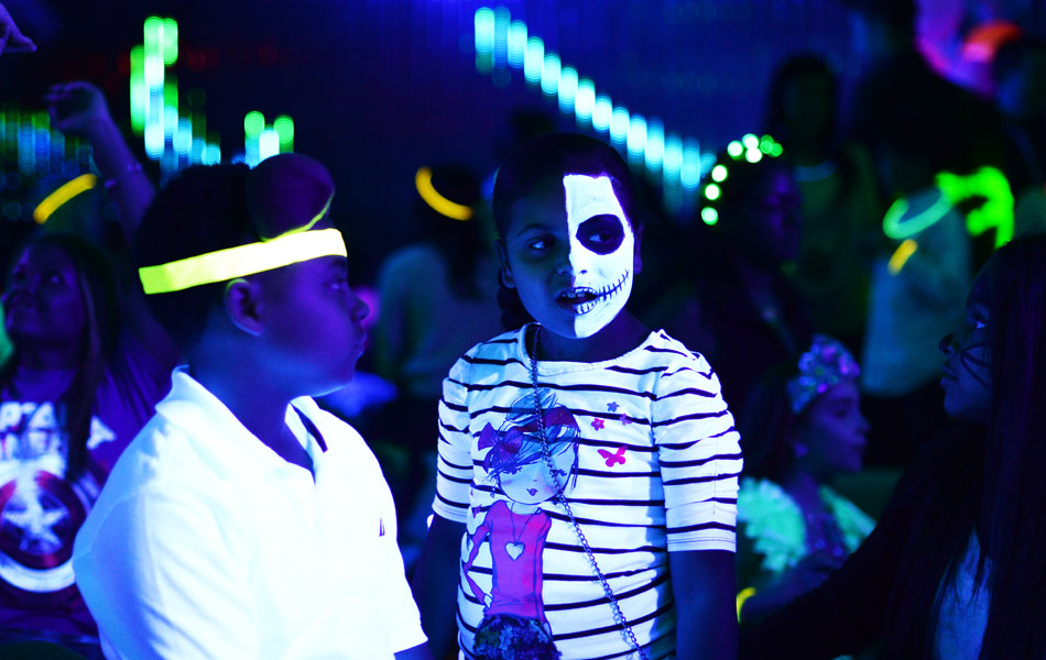 Kanak-kanak memakai kostum Halloween di sebuah parti muzik elektronik yang di anjurkan oleh CirKiz di sebuah kelab malam di New York pada 26 Oktober 26 2014. Ramai kanak-kanak yang berusia antara 3-12 tahun menyertai parti ini bersama ibu-bapa mereka untuk menyambut Halloween. - Gambar AFP /Jewel Samad Kanak-kanak memakai kostum Halloween di sebuah parti muzik elektronik yang di anjurkan oleh CirKiz di sebuah kelab malam di New York pada 26 Oktober 26 2014. Ramai kanak-kanak yang berusia antara 3-12 tahun menyertai parti ini bersama ibu-bapa mereka untuk menyambut Halloween. - Gambar AFP /Jewel Samad