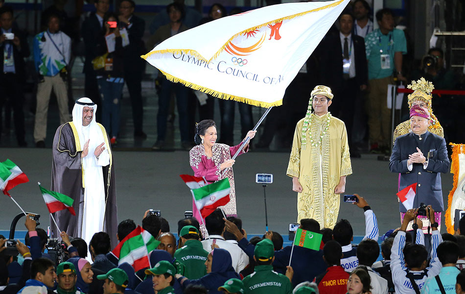 Rita Subowo, Presiden Kebangsaan Jawatankuasa Olimpik Indonesia, mengibarkan bendera Majlis Olimpik Asia semasa Majlis Penutup untuk Sukan Asia ke-17 di Incheon, Korea Selatan, pada Sabtu 4 Oktober, 2014. Indonesia, selaku tuan rumah akan datang, menampilkan persembahan kebudayaan iaitu tarian Ronggeng, diikuti tarian Palembang Darussalam bertema 'Semangat Sumatera Selatan'. - AP Photo / Yonhap , Hwang Gwang-mo Rita Subowo, Presiden Kebangsaan Jawatankuasa Olimpik Indonesia, mengibarkan bendera Majlis Olimpik Asia semasa Majlis Penutup untuk Sukan Asia ke-17 di Incheon, Korea Selatan, pada Sabtu 4 Oktober, 2014. Indonesia, selaku tuan rumah akan datang, menampilkan persembahan kebudayaan iaitu tarian Ronggeng, diikuti tarian Palembang Darussalam bertema 'Semangat Sumatera Selatan'. - AP Photo / Yonhap , Hwang Gwang-mo