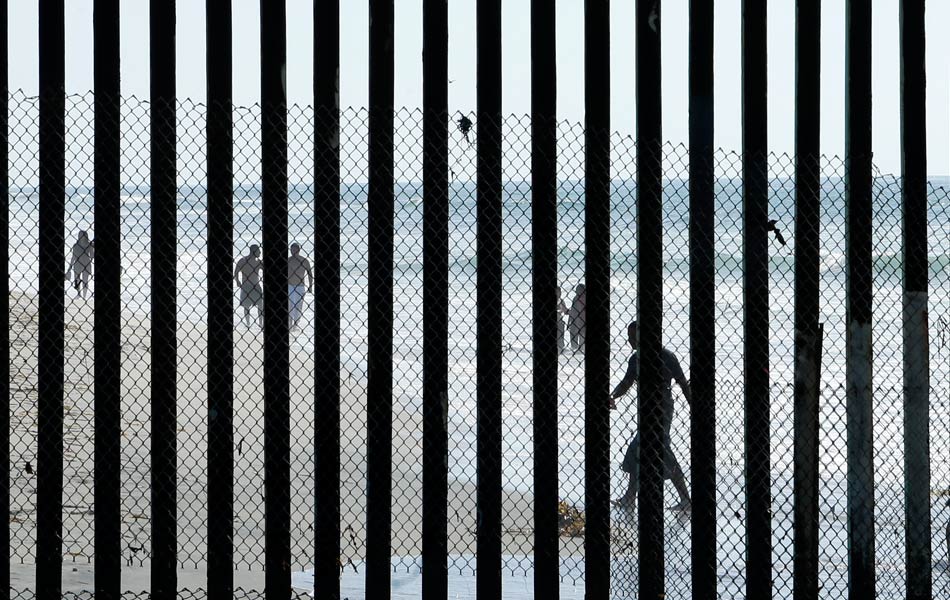 Orang ramai berjalan di Pantai Tijuana, Mexico, di mana palang besi dijadikan pemisah dengan negara Amerika Syarikat pada Rabu 29 Oktober 2014. - Gambar AP/Gregory Bull) Orang ramai berjalan di Pantai Tijuana, Mexico, di mana palang besi dijadikan pemisah dengan negara Amerika Syarikat pada Rabu 29 Oktober 2014. - Gambar AP/Gregory Bull)