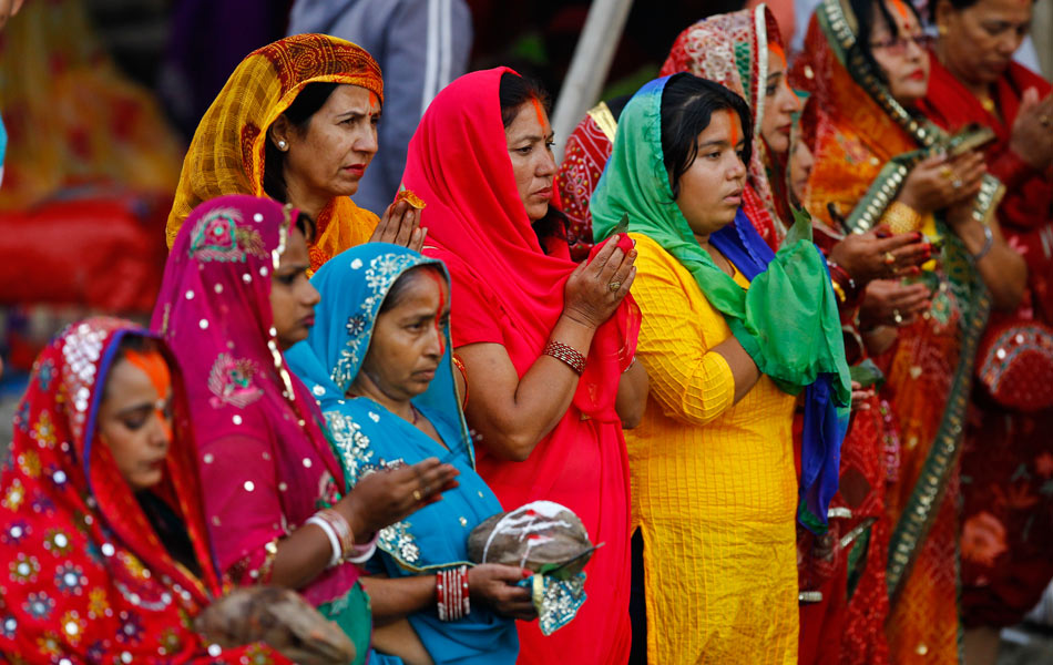 Penganut Hindu di Nepal berdoa ketika berada di Sungai Bagmati ketika Festival Chhath Kathmandu pada 29 Oktober 2014. Festival Chhath adalah upacara daripada penganut Hindu wanita yang mahukan kehidupan yang makmur bersama suami mereka. Festival ini diadakan untuk Dewa Surya (Matahari) dan Agni (api). Penganut berpuasa, mandi dan berdiri di atas sungai untuk satu tempoh yang lama untuk berdoa - EPA/NARENDRA SHRESTHA Penganut Hindu di Nepal berdoa ketika berada di Sungai Bagmati ketika Festival Chhath Kathmandu pada 29 Oktober 2014. Festival Chhath adalah upacara daripada penganut Hindu wanita yang mahukan kehidupan yang makmur bersama suami mereka. Festival ini diadakan untuk Dewa Surya (Matahari) dan Agni (api). Penganut berpuasa, mandi dan berdiri di atas sungai untuk satu tempoh yang lama untuk berdoa - EPA/NARENDRA SHRESTHA