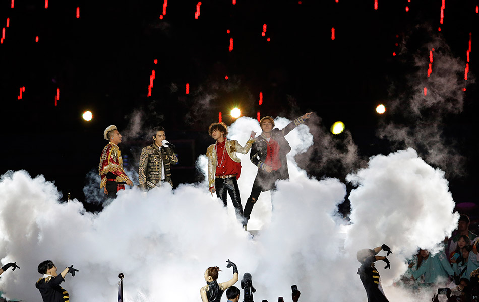 Kumpulan band lelaki Korea Selatan yang menjadi sensasi dunia 'Big Bang' juga turut melakukan persembahan ketika Majlis Penutupan Sukan Asia ke-17 pada hari Sabtu,4 Oktober, 2014.-AP Photo/Lee Jin-man Kumpulan band lelaki Korea Selatan yang menjadi sensasi dunia 'Big Bang' juga turut melakukan persembahan ketika Majlis Penutupan Sukan Asia ke-17 pada hari Sabtu,4 Oktober, 2014.-AP Photo/Lee Jin-man