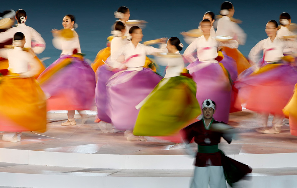 Satu lagi persembahan tradisional daripada kumpulan Korea Selatan yang dapat disaksikan ketika Majils Penutupan Sukan Asia ke-17.- EPA/JEON HEON-KYUN Satu lagi persembahan tradisional daripada kumpulan Korea Selatan yang dapat disaksikan ketika Majils Penutupan Sukan Asia ke-17.- EPA/JEON HEON-KYUN