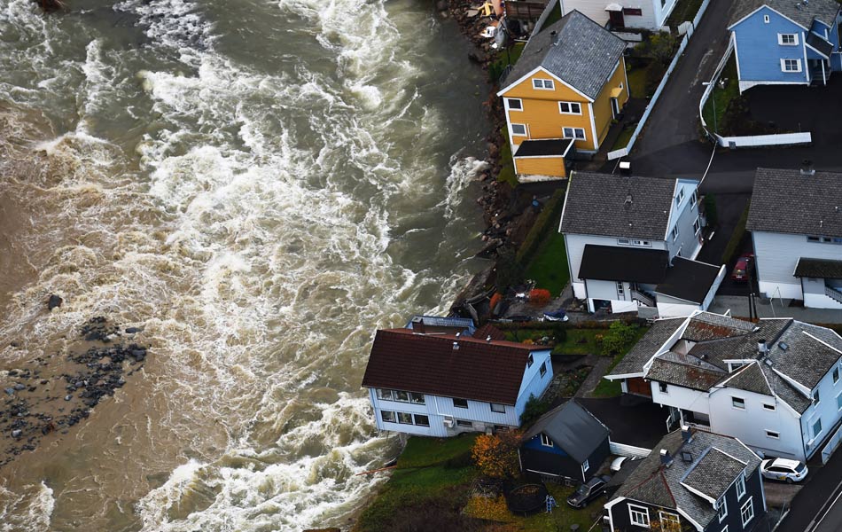Hujan lebat menyebabkan banjir dan beberapa rumah, jambatan dan jalan musnah di sekitar Voss, yang terletak di bahagian barat Norway. Terdapat beberapa rumah yang dihanyutkan ke dalam sungai. - Gambar AP/NTB, Marit Hommedal Hujan lebat menyebabkan banjir dan beberapa rumah, jambatan dan jalan musnah di sekitar Voss, yang terletak di bahagian barat Norway. Terdapat beberapa rumah yang dihanyutkan ke dalam sungai. - Gambar AP/NTB, Marit Hommedal