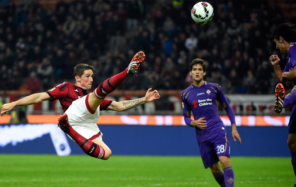 Pemain AC Milan, Fernando Torres (berbaju merah) membuat tendangan semasa perlawanan Siri A Itali, pertembungan antara AC Milan dan Fiorentina pada 26 Oktober 2014 di Stadium San Siro, Milan. - Gambar AFP / OLIVIER MORIN Pemain AC Milan, Fernando Torres (berbaju merah) membuat tendangan semasa perlawanan Siri A Itali, pertembungan antara AC Milan dan Fiorentina pada 26 Oktober 2014 di Stadium San Siro, Milan. - Gambar AFP / OLIVIER MORIN