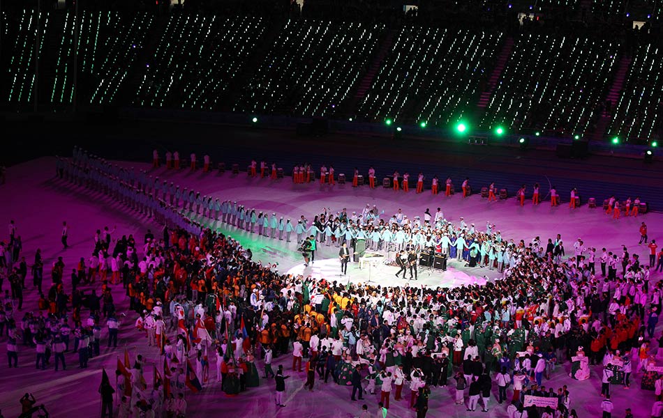 Para atlet menyaksikan persembahan sebuah band ketika upacara penutup Sukan Asia ke-17 di Incheon, Korea Selatan pada Sabtu, 4 Oktober 2014. Kontinjen negara dengan berpakaian 'Wira Malaysia' turut turun padang dengan diketuai oleh ketua kontinjen negara, Datuk Daniyal Balagopal Abdullah. - AP Photo / Rob Griffith Para atlet menyaksikan persembahan sebuah band ketika upacara penutup Sukan Asia ke-17 di Incheon, Korea Selatan pada Sabtu, 4 Oktober 2014. Kontinjen negara dengan berpakaian 'Wira Malaysia' turut turun padang dengan diketuai oleh ketua kontinjen negara, Datuk Daniyal Balagopal Abdullah. - AP Photo / Rob Griffith