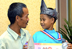 Kanak-kanak selamat adik dalam kebakaran dianugerah Pingat Hang Tuah Kanak-kanak selamat adik dalam kebakaran dianugerah Pingat Hang Tuah