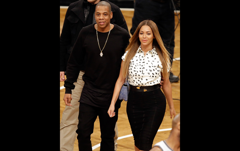 Jay-Z dan Beyonce, kanan, dilihat menuju kembali ke tempat duduk selepas bertemu dengan Putera William, dan Kate, Duchess of Cambridge, ketika separuh masa kedua perlawanan NBA antara Brooklyn Nets menentang Cleveland Cavaliers, Isnin, 8 Disember, 2014, di New York. (AP Photo/Frank Franklin II) Jay-Z dan Beyonce, kanan, dilihat menuju kembali ke tempat duduk selepas bertemu dengan Putera William, dan Kate, Duchess of Cambridge, ketika separuh masa kedua perlawanan NBA antara Brooklyn Nets menentang Cleveland Cavaliers, Isnin, 8 Disember, 2014, di New York. (AP Photo/Frank Franklin II)