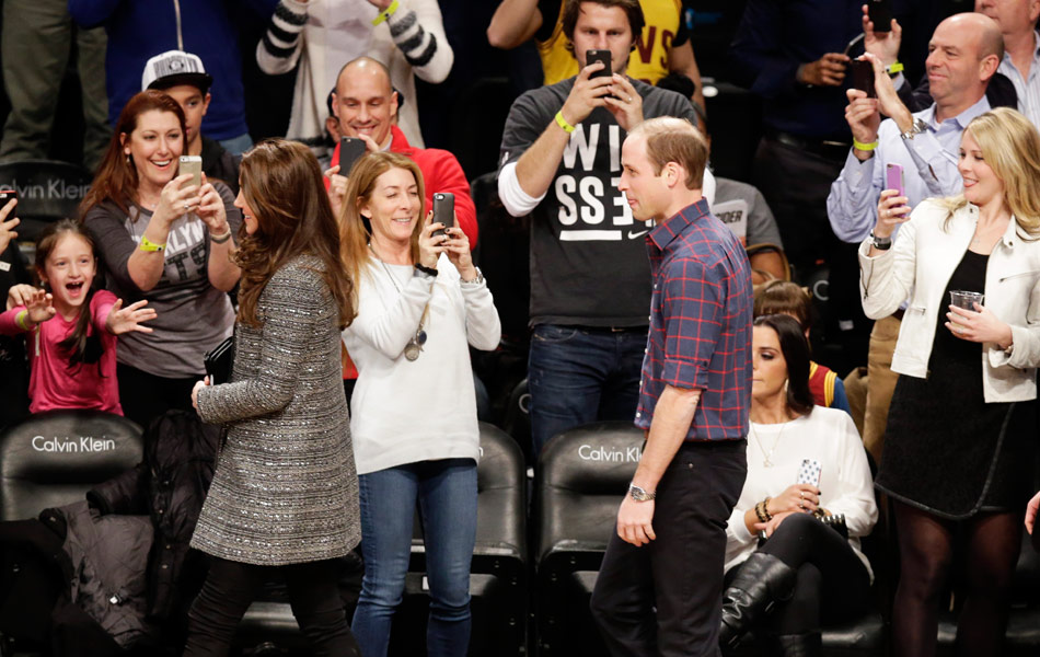 Peminat begitu teruja apabila Putera William (kanan) dan Kate, Duchess of Cambridge (kiri) tampil ketika separuh masa kedua perlawanan bola keranjang NBA antara Brooklyn Nets menentang Cleveland Cavaliers, Isnin, 8 Disember, 2014, di New York. (AP Photo/Frank Franklin II) Peminat begitu teruja apabila Putera William (kanan) dan Kate, Duchess of Cambridge (kiri) tampil ketika separuh masa kedua perlawanan bola keranjang NBA antara Brooklyn Nets menentang Cleveland Cavaliers, Isnin, 8 Disember, 2014, di New York. (AP Photo/Frank Franklin II)
