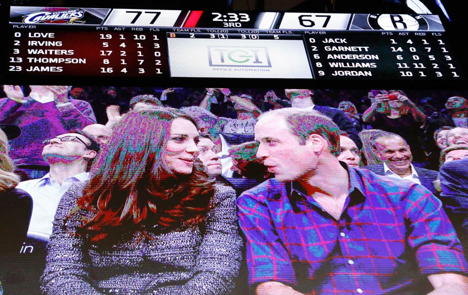 Putera William, kanan, dan Kate, Duchess of Cambridge, terpapar dalam skrin video gergasi ketika perlawanan NBA antara Cleveland Cavaliers menentang Brooklyn Nets di Barclays Center, New York, Isnin, 8 Dis, 2014. (AP Photo/Kathy Willens) Putera William, kanan, dan Kate, Duchess of Cambridge, terpapar dalam skrin video gergasi ketika perlawanan NBA antara Cleveland Cavaliers menentang Brooklyn Nets di Barclays Center, New York, Isnin, 8 Dis, 2014. (AP Photo/Kathy Willens)