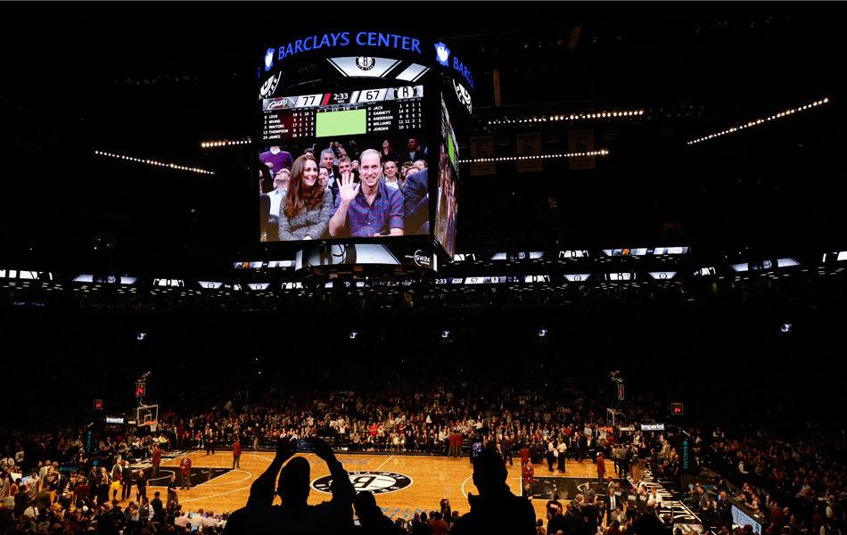 Pasangan diraja Britain, Putera William dan Catherine kelihatan gembira sambil ditayangkan dalam satu skrin gergasi apabila dialu-alukan oleh sejumlah besar penonton dalam satu perlawanan NBA antara Cleveland Cavaliers menentang Brooklyn Nets di Barclays Center, Brooklyn, New York, USA, 08 Disember 2014. EPA/JASON SZENES Pasangan diraja Britain, Putera William dan Catherine kelihatan gembira sambil ditayangkan dalam satu skrin gergasi apabila dialu-alukan oleh sejumlah besar penonton dalam satu perlawanan NBA antara Cleveland Cavaliers menentang Brooklyn Nets di Barclays Center, Brooklyn, New York, USA, 08 Disember 2014. EPA/JASON SZENES
