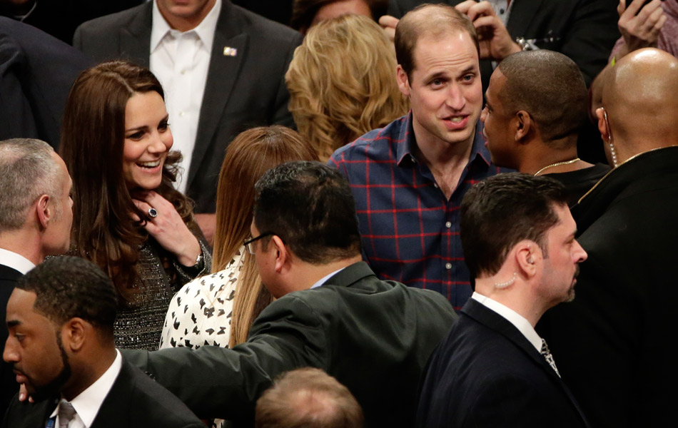 Duke dan Duchess of Cambridge, Putera William (kanan tengah) dan Catherine (kiri tengah), berbual dengan penyanyi Amerika, Beyonce dan penyanyi rap Amerika, Jay-Z (kanan) ketika perlawanan NBA antara Cleveland Cavaliers menentang Brooklyn Nets, di Barclays Center, Brooklyn, New York, Amerika Syarikat,08 Disember 2014. EPA/JASON SZENES Duke dan Duchess of Cambridge, Putera William (kanan tengah) dan Catherine (kiri tengah), berbual dengan penyanyi Amerika, Beyonce dan penyanyi rap Amerika, Jay-Z (kanan) ketika perlawanan NBA antara Cleveland Cavaliers menentang Brooklyn Nets, di Barclays Center, Brooklyn, New York, Amerika Syarikat,08 Disember 2014. EPA/JASON SZENES