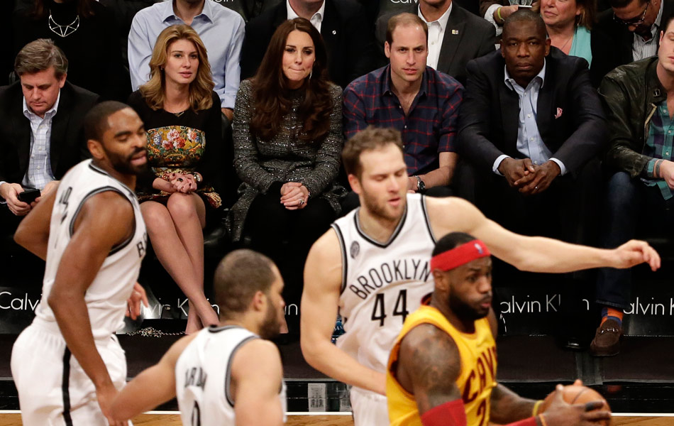 Duke dan Duchess of Cambridge, Putera William (kanan tengah) dan Catherine (kiri tengah), sedang menumpukan perhatian menyaksikan perlawanan NBA antara Cleveland Cavaliers menentang Brooklyn Nets di Barclays Center, Brooklyn, New York, USA, pada 08 Disember 2014. EPA/JASON SZENES CORBIS OUT Duke dan Duchess of Cambridge, Putera William (kanan tengah) dan Catherine (kiri tengah), sedang menumpukan perhatian menyaksikan perlawanan NBA antara Cleveland Cavaliers menentang Brooklyn Nets di Barclays Center, Brooklyn, New York, USA, pada 08 Disember 2014. EPA/JASON SZENES CORBIS OUT