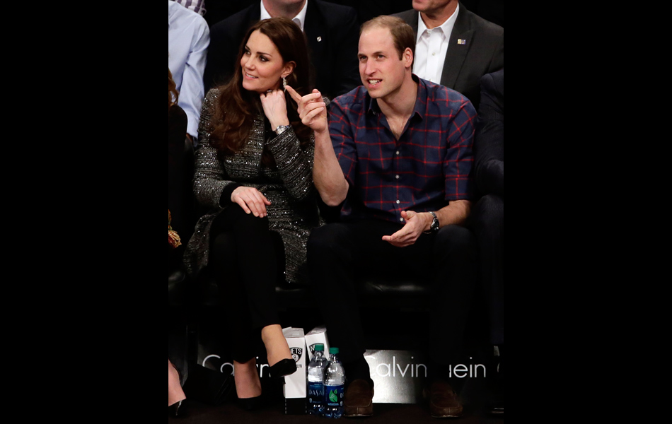 Duke dan Duchess of Cambridge, Putera William (kanan tengah) dan Catherine (kiri tengah),sedang menyaksikan perlawanan NBA antara Cleveland Cavaliers menentang Brooklyn Nets di Barclays Center, Brooklyn, New York, Amerika Syarikat,pada 08 Disember 2014. EPA/JASON SZENES Duke dan Duchess of Cambridge, Putera William (kanan tengah) dan Catherine (kiri tengah),sedang menyaksikan perlawanan NBA antara Cleveland Cavaliers menentang Brooklyn Nets di Barclays Center, Brooklyn, New York, Amerika Syarikat,pada 08 Disember 2014. EPA/JASON SZENES