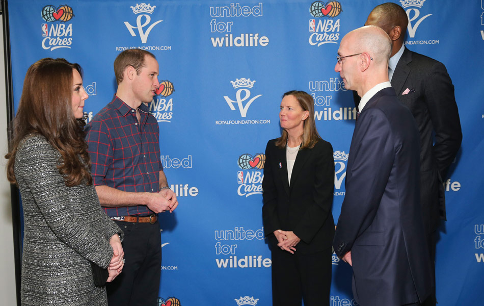 Putera William, Duke of Cambridge, dua dari kiri, dan Kate, Duchess of Cambridge, kiri, tiba di perlawanan bola keranjang antara Cleveland Cavaliers menentang Brooklyn Nets, Isnin. 8 Disember, 2014 di New York. (AP Photo/ Neilson Barnard, Pool) Putera William, Duke of Cambridge, dua dari kiri, dan Kate, Duchess of Cambridge, kiri, tiba di perlawanan bola keranjang antara Cleveland Cavaliers menentang Brooklyn Nets, Isnin. 8 Disember, 2014 di New York. (AP Photo/ Neilson Barnard, Pool)