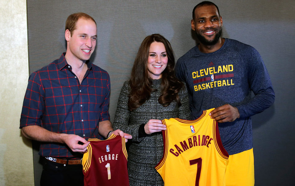 Putera William, Duke of Cambridge (kiri) dan Catherine, Duchess of Cambridge bergambar bersama LeBron James (kanan) di belakang pentas apabila pasangan diraja Britain itu turut hadir dalam menyaksikan perlawanan antara Cleveland Cavaliers menentang Brooklyn Nets di Barclays Center, Brooklyn, New York, USA, 08 Disember 2014 EPA/Neilson Barnard / POOL Putera William, Duke of Cambridge (kiri) dan Catherine, Duchess of Cambridge bergambar bersama LeBron James (kanan) di belakang pentas apabila pasangan diraja Britain itu turut hadir dalam menyaksikan perlawanan antara Cleveland Cavaliers menentang Brooklyn Nets di Barclays Center, Brooklyn, New York, USA, 08 Disember 2014 EPA/Neilson Barnard / POOL