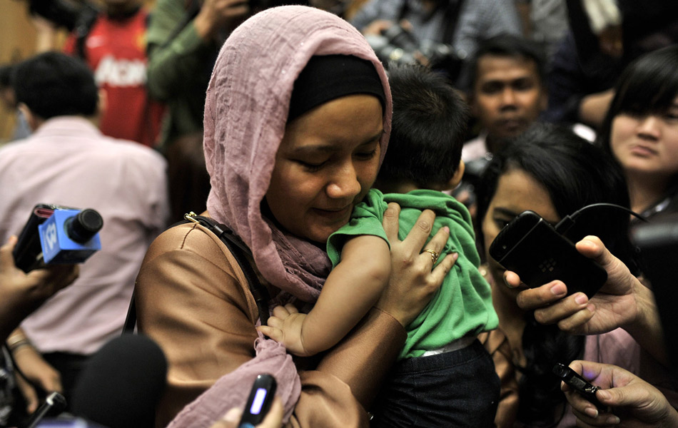 Salah seorang ahli keluarga mangsa nahas pesawat MH370, Intan Maizura Othman bercakap di hadapan wartawan sambil mendukung anaknya selepas Jabatan Pernebangan Awam (DCA) membatalkan sidang media di Putrajaya. Jabatan Penerbangan Awam (DCA) hari ini dengan rasminya mengisytiharkan bahawa pesawat Penerbangan Malaysia (MAS) MH370 satu kemalangan dan kesemua 239 penumpangnya dianggap terkorban.- Astro AWANI / SHAHIR OMAR Salah seorang ahli keluarga mangsa nahas pesawat MH370, Intan Maizura Othman bercakap di hadapan wartawan sambil mendukung anaknya selepas Jabatan Pernebangan Awam (DCA) membatalkan sidang media di Putrajaya. Jabatan Penerbangan Awam (DCA) hari ini dengan rasminya mengisytiharkan bahawa pesawat Penerbangan Malaysia (MAS) MH370 satu kemalangan dan kesemua 239 penumpangnya dianggap terkorban.- Astro AWANI / SHAHIR OMAR