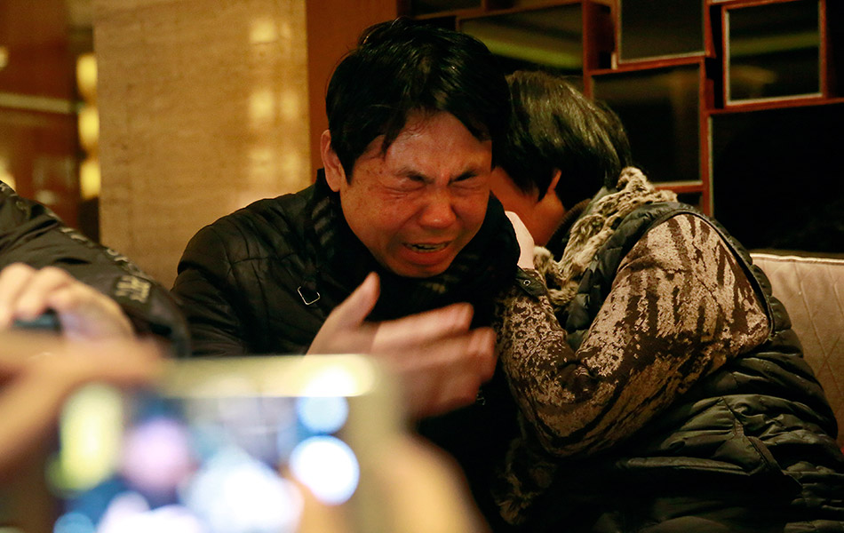 Jiang Hui (kiri) dan Dai Shuqin, anggota keluarga penumpang pesawat MH370 yang hilang pada 8 Mac 2014 memberikan reaksi sedih di Beijing, China selepas mendengar pengumuman yang kehilangan pesawat itu diisytiharkan sebagai kemalangan dan semua penumpangnya dianggap terkorban-(AP Photo/Andy Wong) Jiang Hui (kiri) dan Dai Shuqin, anggota keluarga penumpang pesawat MH370 yang hilang pada 8 Mac 2014 memberikan reaksi sedih di Beijing, China selepas mendengar pengumuman yang kehilangan pesawat itu diisytiharkan sebagai kemalangan dan semua penumpangnya dianggap terkorban-(AP Photo/Andy Wong)