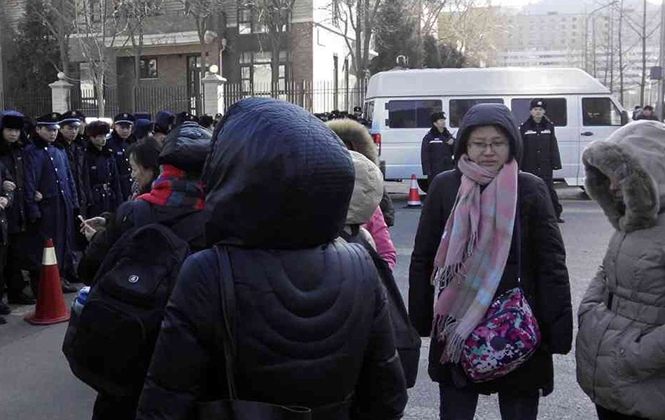 Kelihatan beberapa anggota keluarga penumpang pesawat Penerbangan Malaysia MH370 mengadakan tunjuk perasaan di hadapan Kedutaan Malaysia di Beijing pada Khamis. - Foto AFP Kelihatan beberapa anggota keluarga penumpang pesawat Penerbangan Malaysia MH370 mengadakan tunjuk perasaan di hadapan Kedutaan Malaysia di Beijing pada Khamis. - Foto AFP