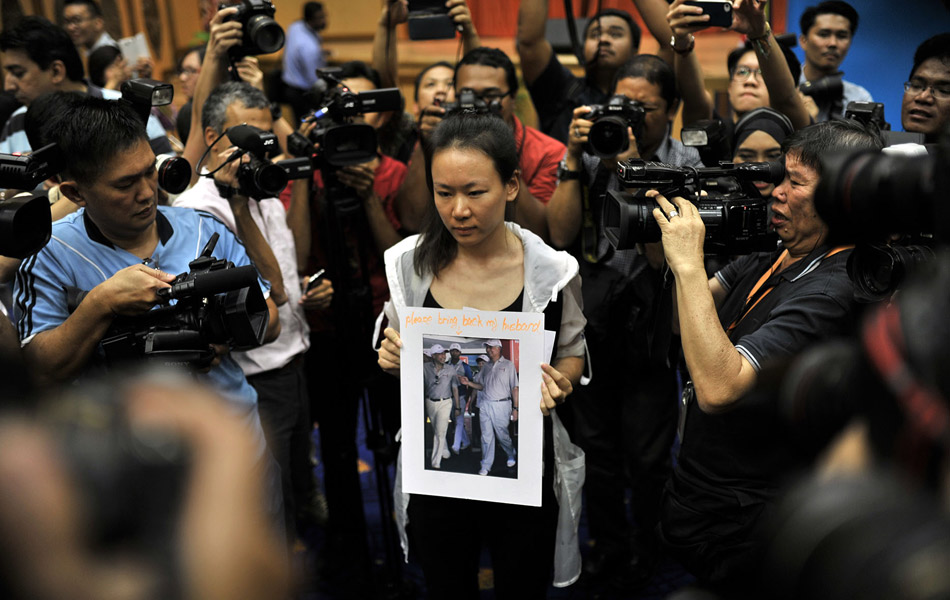 Salah seorang ahli keluarga mangsa nahas pesawat MH370, Kelly menunjukkan gambar suaminya bersama perdana menteri Datuk Seri Najib Tun Razak sementara menanti sidang media oleh DCA di Putrajaya pada Khamis. -- Foto Astro AWANI / SHAHIR OMAR Salah seorang ahli keluarga mangsa nahas pesawat MH370, Kelly menunjukkan gambar suaminya bersama perdana menteri Datuk Seri Najib Tun Razak sementara menanti sidang media oleh DCA di Putrajaya pada Khamis. -- Foto Astro AWANI / SHAHIR OMAR
