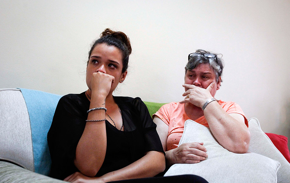 Nicolette Gomes dan ibunya Jacquita Gomes (kanan), menanti penuh debaran sidang media DCA di kediaman mereka di Petaling Jaya pada Khamis. Suami Nicolette adalah salah seorang kru penerbangan pesawat MH370 yang diisytihar kemalangan hari ini.(AP Photo/Joshua Paul) Nicolette Gomes dan ibunya Jacquita Gomes (kanan), menanti penuh debaran sidang media DCA di kediaman mereka di Petaling Jaya pada Khamis. Suami Nicolette adalah salah seorang kru penerbangan pesawat MH370 yang diisytihar kemalangan hari ini.(AP Photo/Joshua Paul)