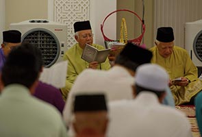 Najib dan isteri hadir majlis tahlil Allahyarham bapa Najib dan isteri hadir majlis tahlil Allahyarham bapa