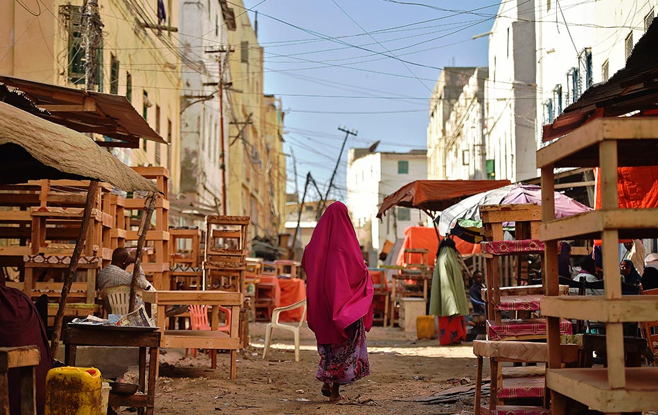 Seorang wanita berjalan menyusuri kawasan Hamarweyne di selatan Mogadishu. - AFP PHOTO/Carl de Souza Seorang wanita berjalan menyusuri kawasan Hamarweyne di selatan Mogadishu. - AFP PHOTO/Carl de Souza