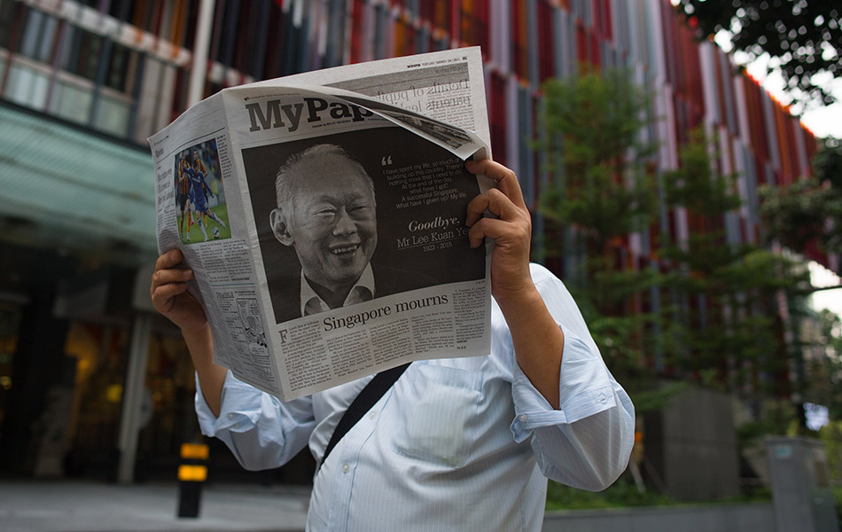 Suratkhabar tempatan di Singapura dipenuhi dengan berita kematian bekas perdana menterinya, Lee Kuan Yew. Beliau yang berusia 91 tahun meninggal pada 24 Mac, 2015. - AFP PHOTO / MOHD RASFAN Suratkhabar tempatan di Singapura dipenuhi dengan berita kematian bekas perdana menterinya, Lee Kuan Yew. Beliau yang berusia 91 tahun meninggal pada 24 Mac, 2015. - AFP PHOTO / MOHD RASFAN