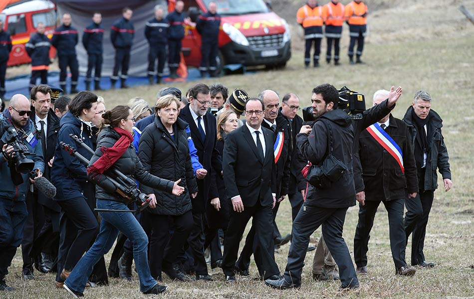 Canselor Jerman, Angela Merkel (kiri), Presiden Perancis Francois Hollande (kanan) dan Perdana Menteri Sepanyol Mariano Rajoy (tengah) melawat kawasan tragedi Germanwings yang terhempas di kawasan berhampiran perkampungan le Vernet di Perancis. Pesawat German Airbus A320 itu terhempas pada 24 Mac dan meragut nyawa kesemua 150 penumpang dan anak kapal. - AFP PHOTO / ANNE-CHRISTINE POUJOULAT Canselor Jerman, Angela Merkel (kiri), Presiden Perancis Francois Hollande (kanan) dan Perdana Menteri Sepanyol Mariano Rajoy (tengah) melawat kawasan tragedi Germanwings yang terhempas di kawasan berhampiran perkampungan le Vernet di Perancis. Pesawat German Airbus A320 itu terhempas pada 24 Mac dan meragut nyawa kesemua 150 penumpang dan anak kapal. - AFP PHOTO / ANNE-CHRISTINE POUJOULAT