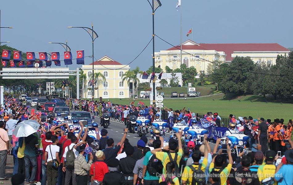 Ketibaan Sultan Johor dan Permaisuri Johor sememangnya dinanti-nantikan oleh rakyat Johor. - Astro AWANI/Shahir Omar Ketibaan Sultan Johor dan Permaisuri Johor sememangnya dinanti-nantikan oleh rakyat Johor. - Astro AWANI/Shahir Omar