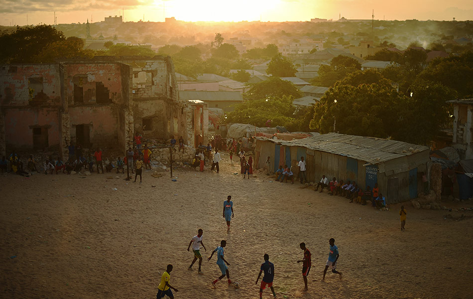 Kanak-kanak kelihatan bermain bola sepak di Mogadishu. - AFP PHOTO/Carl de Souza Kanak-kanak kelihatan bermain bola sepak di Mogadishu. - AFP PHOTO/Carl de Souza