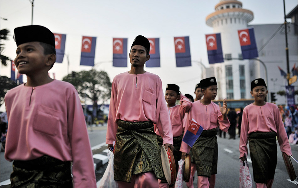 Rakyat Johor yang segak berbaju Melayu Teluk Belanga untuk menyaksikan Istiadat Kemahkotaan Sultan Johor. - Astro AWANI/Shahir Omar Rakyat Johor yang segak berbaju Melayu Teluk Belanga untuk menyaksikan Istiadat Kemahkotaan Sultan Johor. - Astro AWANI/Shahir Omar