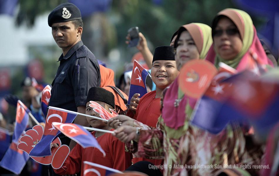 Rakyat Johor berbaris di tepi jalan menanti ketibaan Sultan Johor dan Permaisuri Johor untuk Istiadat Kemahkotaan Sultan Johor pagi tadi. - Astro AWANI/Shahir Omar Rakyat Johor berbaris di tepi jalan menanti ketibaan Sultan Johor dan Permaisuri Johor untuk Istiadat Kemahkotaan Sultan Johor pagi tadi. - Astro AWANI/Shahir Omar