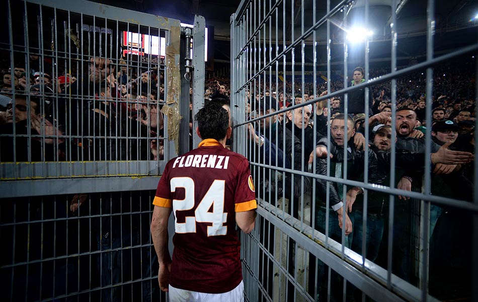 Pemain tengah Roma Alessandro Florenzi bercakap dengan peminatnya selepas kalah 0-3 dalam Liga Europa Pusingan 16 Perlawanan kedua bola sepak antara Roma dan Fiorentina pada 19 Mac, 2015 di Stadium Olimpik di Rom. - AFP PHOTO / Filippo MONTEFORTE Pemain tengah Roma Alessandro Florenzi bercakap dengan peminatnya selepas kalah 0-3 dalam Liga Europa Pusingan 16 Perlawanan kedua bola sepak antara Roma dan Fiorentina pada 19 Mac, 2015 di Stadium Olimpik di Rom. - AFP PHOTO / Filippo MONTEFORTE
