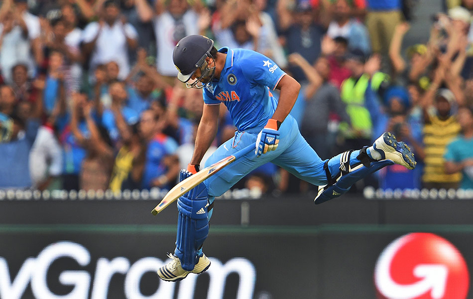 Pemain kriket India Rohit Sharma meraikan kemenangan menentang Bangladesh dalam perlawanan suku akhir 2015 Kriket Piala Dunia di Melbourne pada 19 Mac, 2015. - AFP PHOTO / William Barat Pemain kriket India Rohit Sharma meraikan kemenangan menentang Bangladesh dalam perlawanan suku akhir 2015 Kriket Piala Dunia di Melbourne pada 19 Mac, 2015. - AFP PHOTO / William Barat