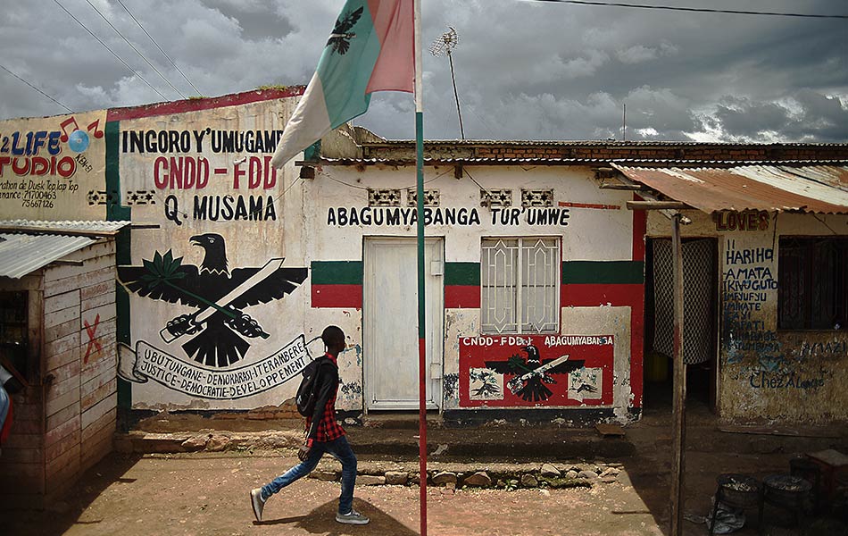 Sebuah mural parti pemerintah CNDD-FDD(Majlis Negara bagi Pertahanan Angkatan Demokrasi bagi Pertahanan Demokrasi) di Bujumbura, Burundi. Burundi akan mengadakan pilihan raya pada Jun 2015. - AFP PHOTO / CARL DE SOUZA Sebuah mural parti pemerintah CNDD-FDD(Majlis Negara bagi Pertahanan Angkatan Demokrasi bagi Pertahanan Demokrasi) di Bujumbura, Burundi. Burundi akan mengadakan pilihan raya pada Jun 2015. - AFP PHOTO / CARL DE SOUZA