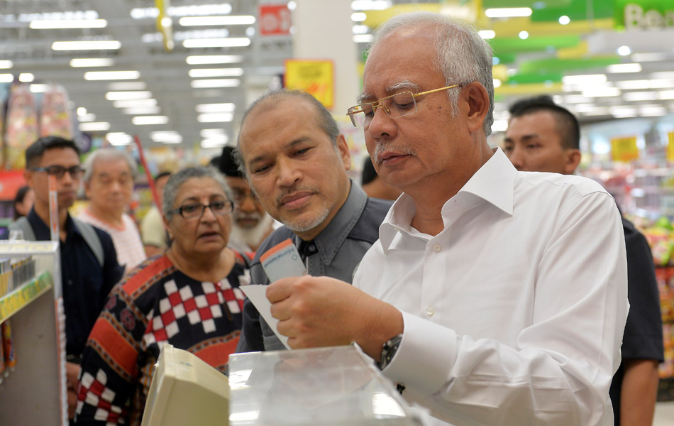 Perdana Menteri Datuk Seri Najib Tun Razak meneliti resit pembeliannya semasa melakukan tinjauan harga barang dan membeli beberapa barangan keperluan pada hari pertama pelaksanaan Cukai Barang dan Perkhidmatan (CBP) di Pasaraya Giant Kota Damansara. Turut sama Ketua Aktivis Persatuan Pengguna Islam Malaysia Datuk Nadzim Johan (dua kanan). -fotoBERNAMA (2015) Perdana Menteri Datuk Seri Najib Tun Razak meneliti resit pembeliannya semasa melakukan tinjauan harga barang dan membeli beberapa barangan keperluan pada hari pertama pelaksanaan Cukai Barang dan Perkhidmatan (CBP) di Pasaraya Giant Kota Damansara. Turut sama Ketua Aktivis Persatuan Pengguna Islam Malaysia Datuk Nadzim Johan (dua kanan). -fotoBERNAMA (2015)