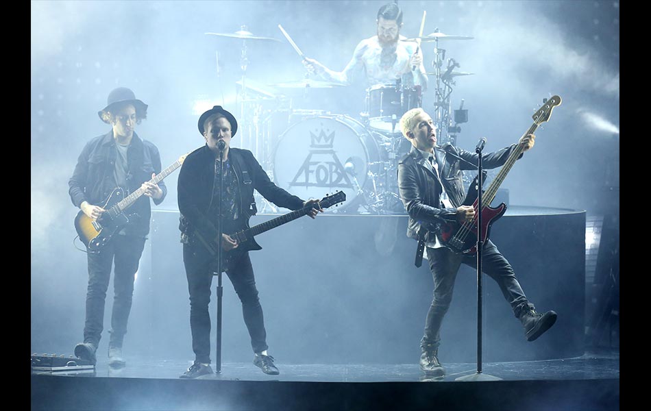 Kumpulan Fall Out Boy mendapat sambutan gemuruh dari penonton ketika membuat persembahan di anugerah MTV Movie -(Photo by Matt Sayles/Invision/AP) Kumpulan Fall Out Boy mendapat sambutan gemuruh dari penonton ketika membuat persembahan di anugerah MTV Movie -(Photo by Matt Sayles/Invision/AP)