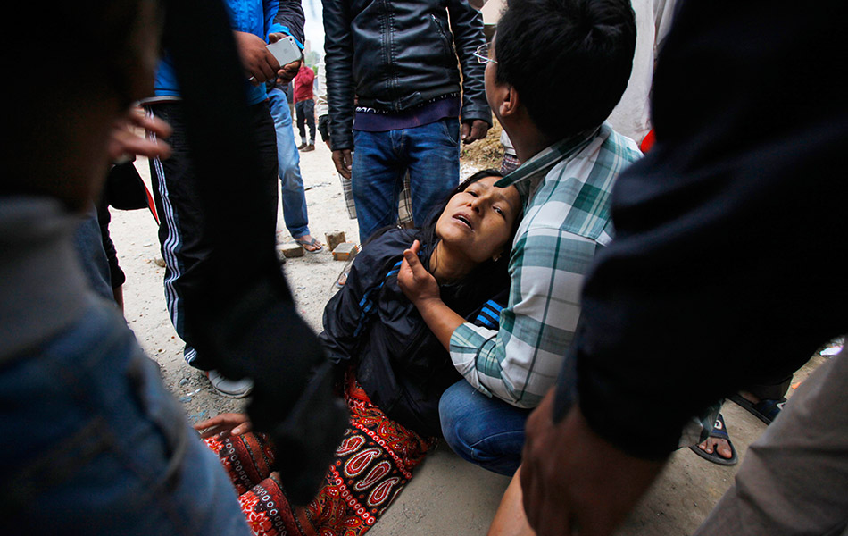 Seorang wanita meraung kesedihan selepas menemui mayat anaknya yang terperangkap di bawah kesan runtuhan bangunan dalam kejadian gempa bumi di Kathmandu, Nepal pada Sabtu. -(AP Photo/ Niranjan Shrestha) Seorang wanita meraung kesedihan selepas menemui mayat anaknya yang terperangkap di bawah kesan runtuhan bangunan dalam kejadian gempa bumi di Kathmandu, Nepal pada Sabtu. -(AP Photo/ Niranjan Shrestha)