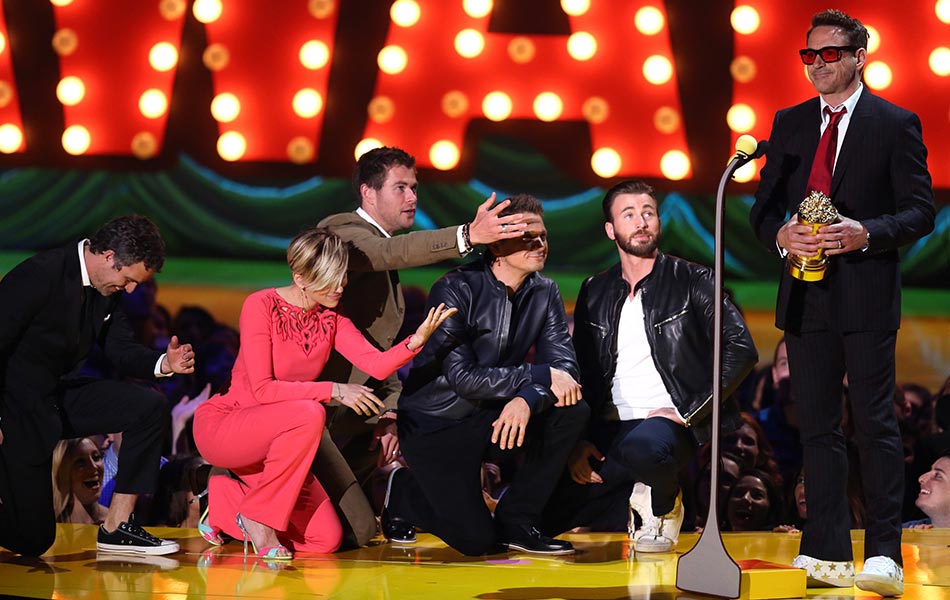 Dari kiri, Mark Ruffalo, Scarlett Johansson, Chris Hemsworth, dan Jeremy Renner berjenaka sambil melutut ala-ala menghormati Robert Downey Jr. ketika beliau menyampaikan ucapan. - (Photo by Matt Sayles/Invision/AP) Dari kiri, Mark Ruffalo, Scarlett Johansson, Chris Hemsworth, dan Jeremy Renner berjenaka sambil melutut ala-ala menghormati Robert Downey Jr. ketika beliau menyampaikan ucapan. - (Photo by Matt Sayles/Invision/AP)